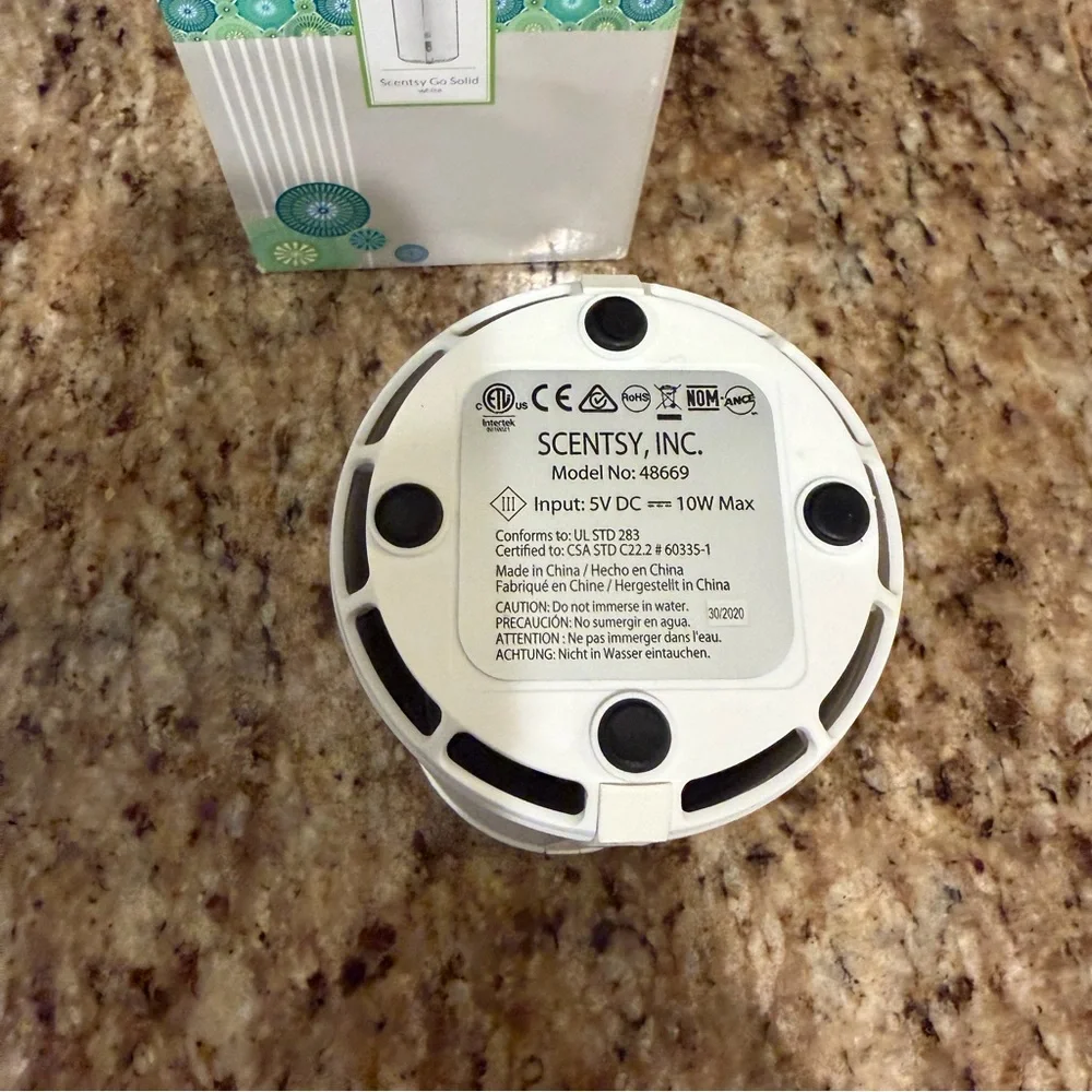 SCENTSY Go Solid White Portable Pod Diffuser Travel Small Space Chargeable